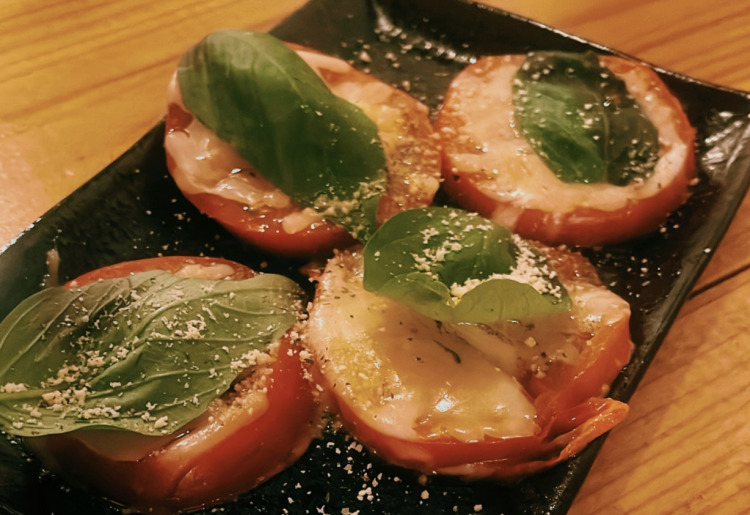 真っ赤なトマトのとろとろチーズ焼き