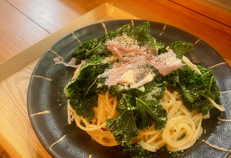 生ハムとケールのペペロンチーノ